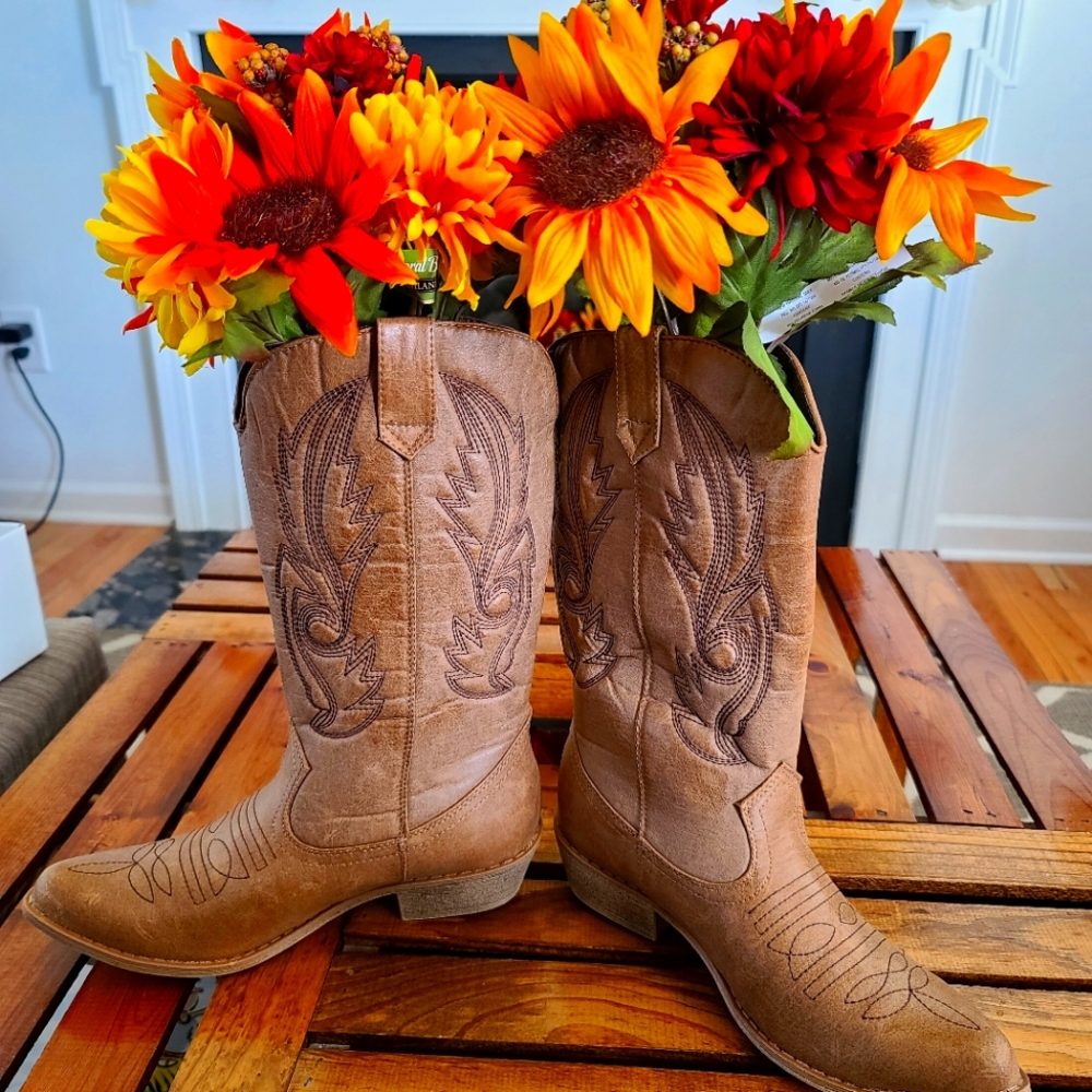 Women's size 7 cowboy boots